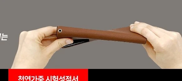 LG G7 LM-G710N 지갑 케이스 사피아노 플립 케이스를 양손으로 비튼 모습